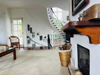 Se vende moderna casa de con amplio lote en Santo Domingo Heredia 26-622