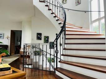 Se vende moderna casa de con amplio lote en Santo Domingo Heredia 26-622