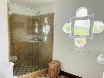 Se vende moderna casa de con amplio lote en Santo Domingo Heredia 26-622