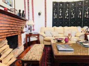 Se vende moderna casa de con amplio lote en Santo Domingo Heredia 26-622