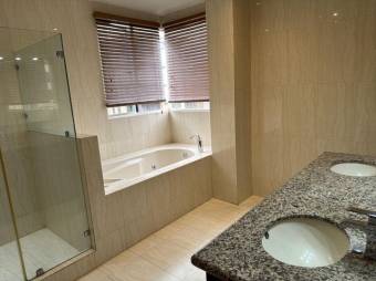 Se alquila moderno apartamento en condominio de San Rafel Escazú 26-633