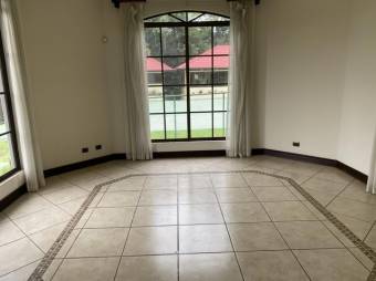 Se alquila moderna casa con amplio patio en Piedades Santa Ana 26-636