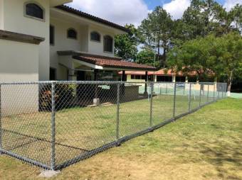 Se alquila moderna casa con amplio patio en Piedades Santa Ana 26-636