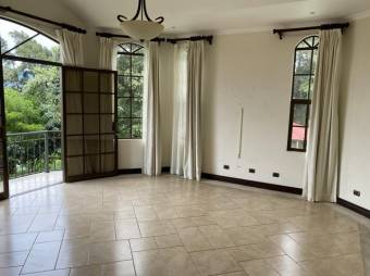 Se alquila moderna casa con amplio patio en Piedades Santa Ana 26-636