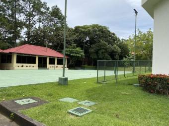 Se alquila moderna casa con amplio patio en Piedades Santa Ana 26-636