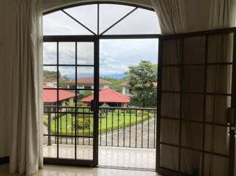 Se alquila moderna casa con amplio patio en Piedades Santa Ana 26-636