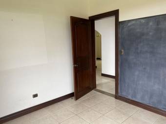 Se alquila moderna casa con amplio patio en Piedades Santa Ana 26-636