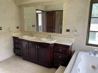 Se alquila moderna casa con amplio patio en Piedades Santa Ana 26-636