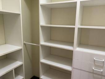 Se alquila moderna casa con amplio patio en Piedades Santa Ana 26-636