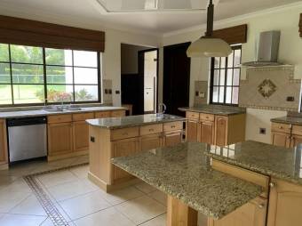 Se alquila moderna casa con amplio patio en Piedades Santa Ana 26-636