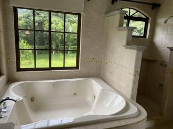 Se alquila moderna casa con amplio patio en Piedades Santa Ana 26-636