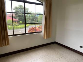 Se alquila moderna casa con amplio patio en Piedades Santa Ana 26-636