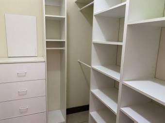 Se alquila moderna casa con amplio patio en Piedades Santa Ana 26-636