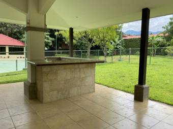Se alquila moderna casa con amplio patio en Piedades Santa Ana 26-636
