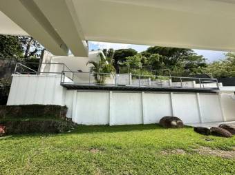 Se vende lujosa casa con piscina y amplio lote en Rio Oro 25-1146