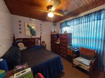 Se vende espaciosa casa con patio en Santa Lucia de Barva 26-568