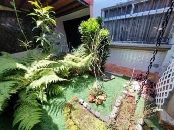 Se vende espaciosa casa con patio en Santa Lucia de Barva 26-568