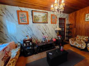 Se vende espaciosa casa con patio en Santa Lucia de Barva 26-568