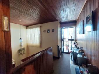 Se vende espaciosa casa con patio en Santa Lucia de Barva 26-568