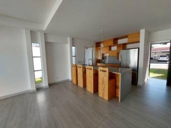Se vende moderna casa con patio en condominio de San Antonio Belén 26-619