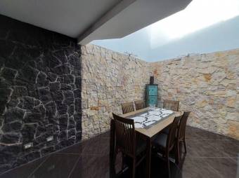 Se alquila casa amoblada en condominio de Pozos Santa Ana 26-672