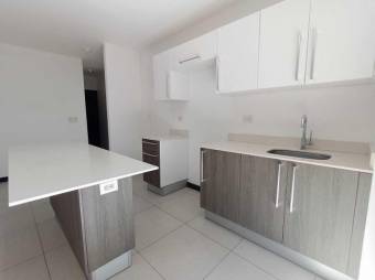 Se alquila espacioso apartamento en Pinares de Curridabat 26-664