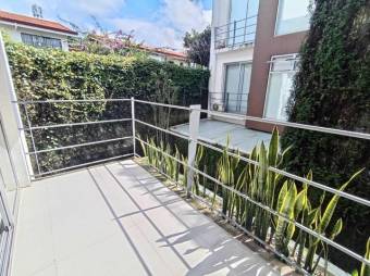 Se alquila espacioso apartamento en Pinares de Curridabat 26-664