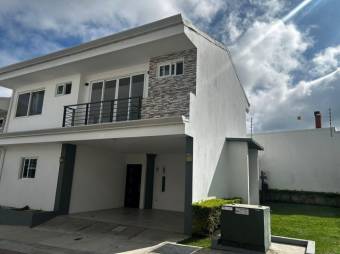 se alquila espaciosa casa en condominio de Santa Ana 26-667