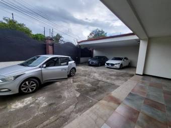 Se vende espaciosa casa con patio y terraza en San Miguel de Heredia 26-693