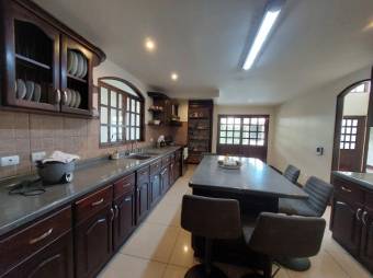 Se vende espaciosa casa con patio y terraza en San Miguel de Heredia 26-693