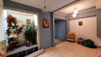 Se vende casa con uso de suelo mixto en San Cayetano 25-825