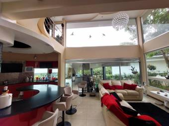 Se vende amplia propiedad con 2 casas en Santo Domingo Heredia 26-280