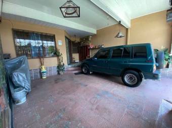 Se vende espaciosa casa con balcón en Santo Domingo de Heredia 23-1278