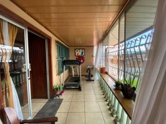 Se vende espaciosa casa con balcón en Santo Domingo de Heredia 23-1278