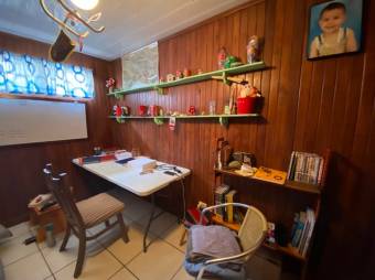 Se vende espaciosa casa con balcón en Santo Domingo de Heredia 23-1278