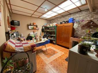 Se vende espaciosa casa con balcón en Santo Domingo de Heredia 23-1278