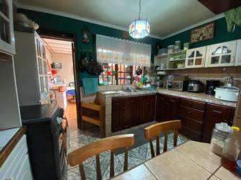 Se vende espaciosa casa con balcón en Santo Domingo de Heredia 23-1278