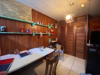 Se vende espaciosa casa con balcón en Santo Domingo de Heredia 23-1278