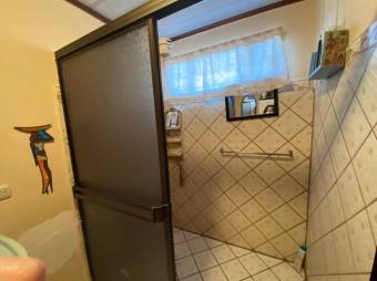 Se vende espaciosa casa con balcón en Santo Domingo de Heredia 23-1278