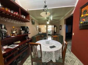 Se vende espaciosa casa con balcón en Santo Domingo de Heredia 23-1278