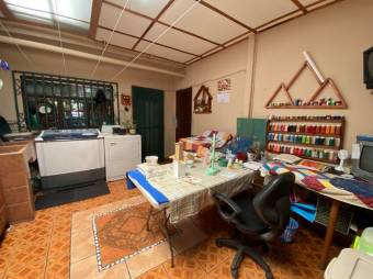 Se vende espaciosa casa con balcón en Santo Domingo de Heredia 23-1278