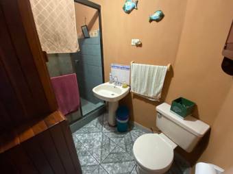 Se vende espaciosa casa con balcón en Santo Domingo de Heredia 23-1278