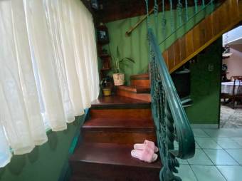 Se vende espaciosa casa con balcón en Santo Domingo de Heredia 23-1278