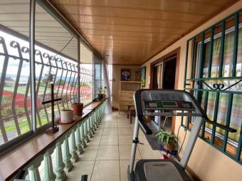 Se vende espaciosa casa con balcón en Santo Domingo de Heredia 23-1278