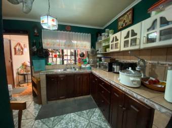 Se vende espaciosa casa con balcón en Santo Domingo de Heredia 23-1278