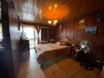 Se vende espaciosa casa con balcón en Santo Domingo de Heredia 23-1278