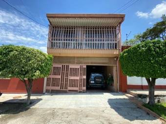 Se vende espaciosa casa con balcón en Santo Domingo de Heredia 23-1278