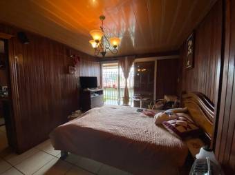 Se vende espaciosa casa con balcón en Santo Domingo de Heredia 23-1278