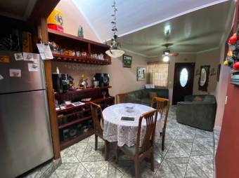 Se vende espaciosa casa con balcón en Santo Domingo de Heredia 23-1278