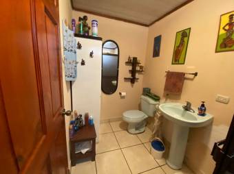 Se vende espaciosa casa con balcón en Santo Domingo de Heredia 23-1278